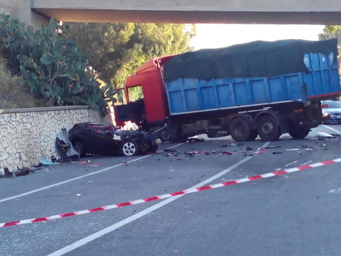 Ancora Sangue Sulla Strada Statale Jonica Scontro Tra Un Auto E Un