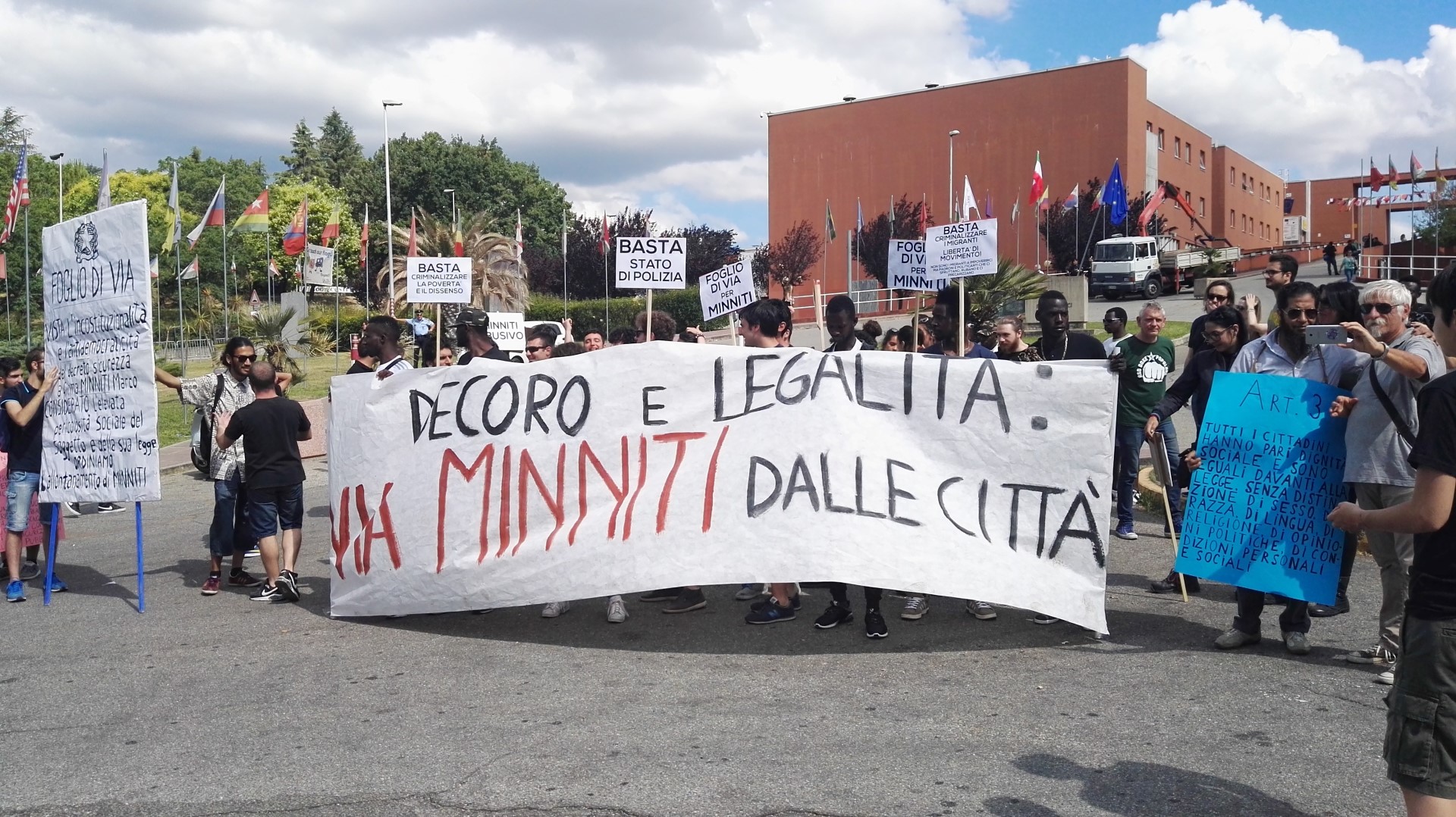 Cosenza Protesta Contro I Decreti Minniti Orlando Tensioni All Unical