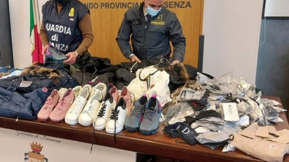 Cosenza Sequestrati Oltre Mille Capi D Abbigliamento Contraffatti Un