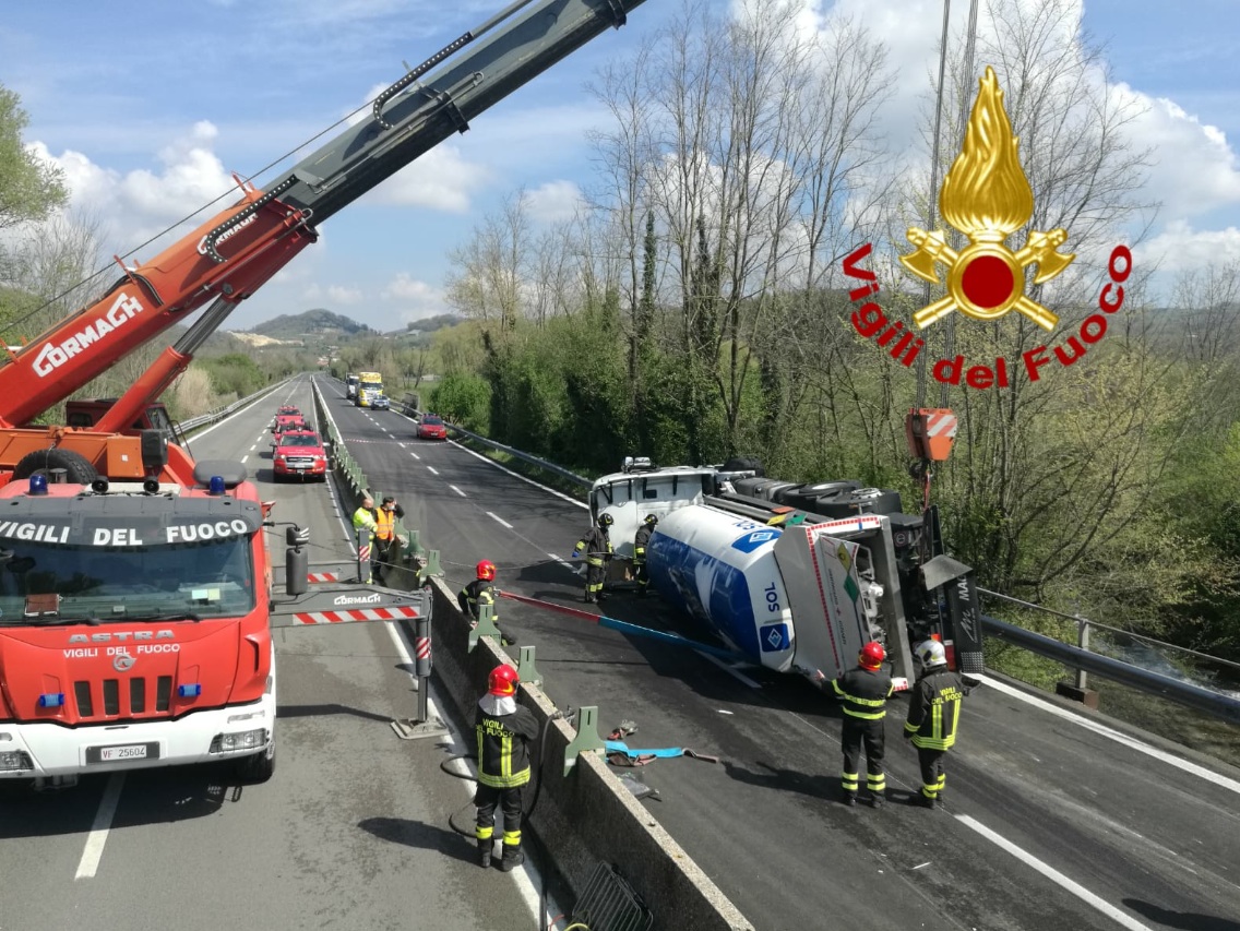 Autocisterna Si Ribalta Sul Raccordo Autostradale Avellino Salerno Il