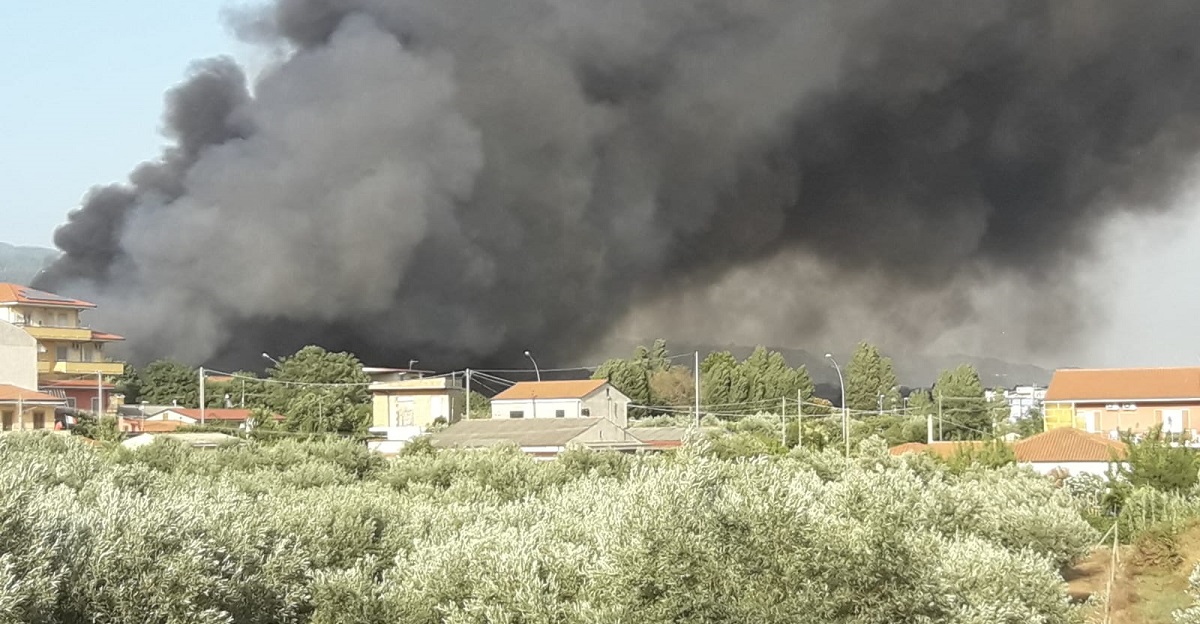 Incendi Al Campo Rom La Procura Di Lamezia Apre Uninchiesta Sui Fumi