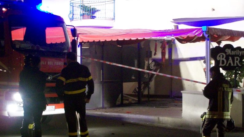 Lamezia Terme, bomba carta in centro
Danni alla vetrata di un bar