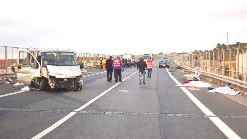 Strage di braccianti sulla 106
Viaggiavano verso i campi lucani