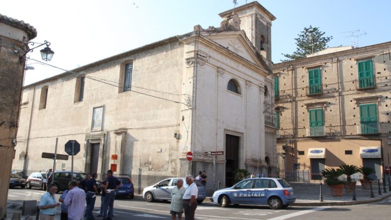 Tropea, incendio in una chiesa del centro
In sacrestia trovato il cadavere di un uomo