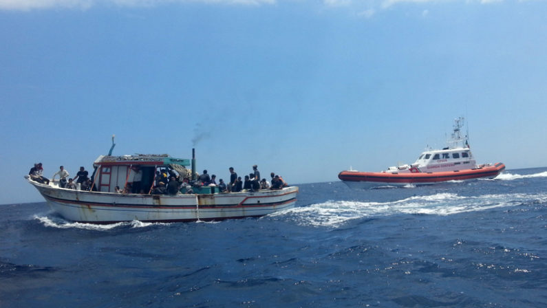 Individuato barcone di migranti al largo di Roccella
A bordo un centinaio, tra di loro donne e bambini