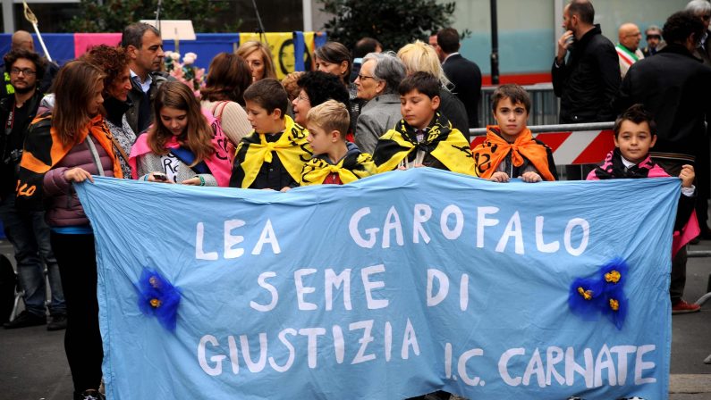 I funerali civili di Lea in piazza a Milano
Le foto: la bara, le bandiere, i gonfaloni