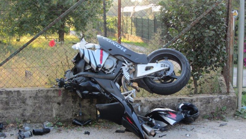 Gli prestano la moto, si schianta contro auto
davanti a sede del 118 nel reggino: muore dopo poco