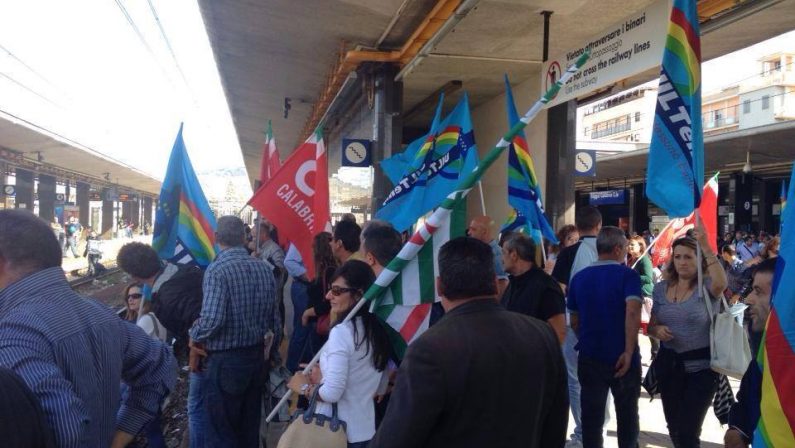 Le foto della rivolta dei precari
e il blocco all’A3 e alla ferrovia