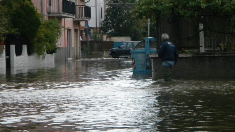 Una notte di piogge e Schiavonea
torna a trasformarsi in Venezia