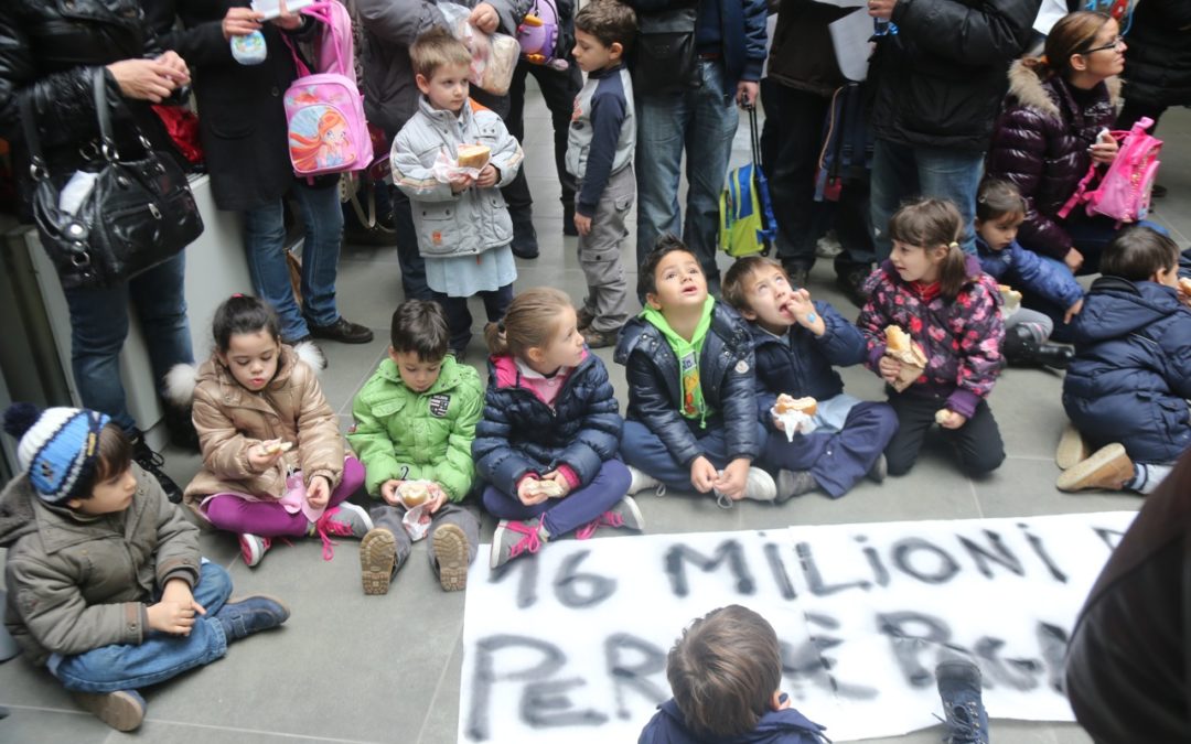 Rende, mensa scolastica troppo cara
Protesta: bimbi mangiano in Comune