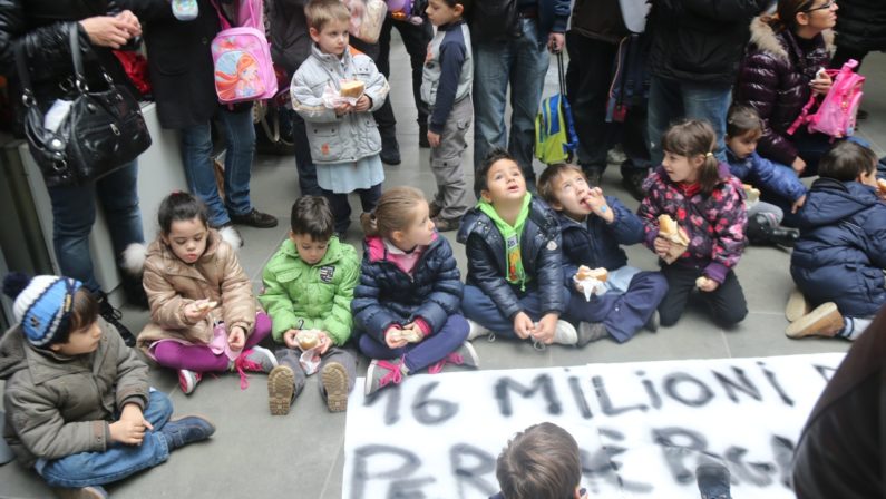 Rende, mensa scolastica troppo cara
Protesta: bimbi mangiano in Comune