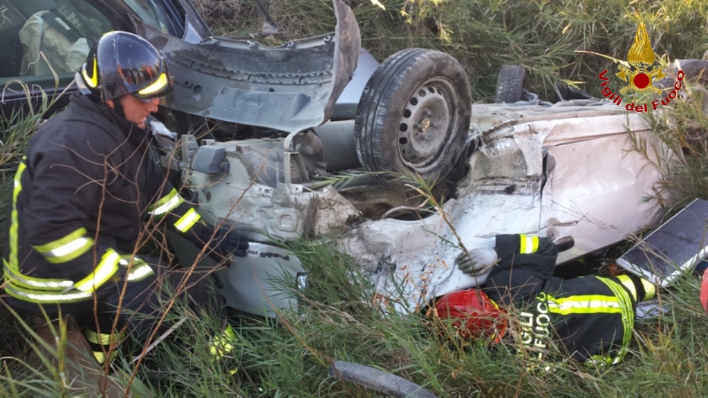 FOTO – Scontro tra due auto a Crotone
I soccorsi dei vigili del fuoco