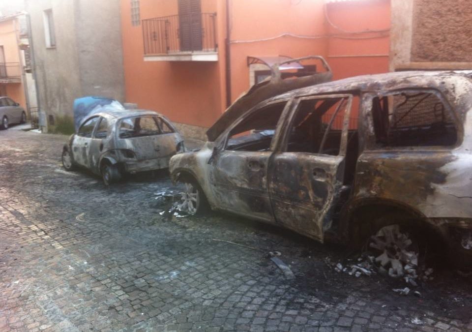 Incendiata ancora l’auto a un sindaco del Lametino
«Non so se ha senso insistere in questa dannata terra?»