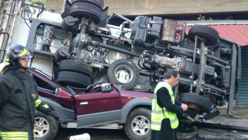 Reggio, veicolo raccolta rifiuti sbatte con un camion
poi vola dalla tangenziale e schiaccia auto in transito