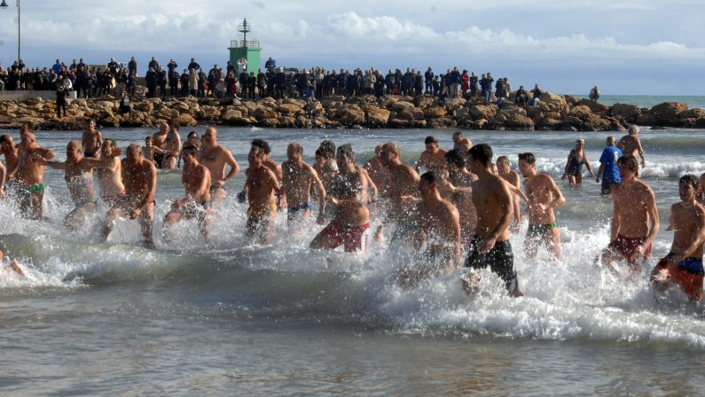 Le foto del tradizionale tuffo di capodanno
a Catanzaro, Reggio Calabria e nel Crotonese