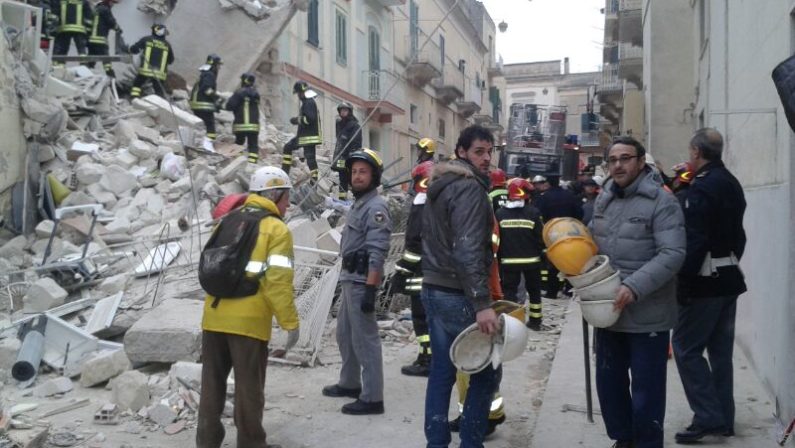 Collassata una palazzina a Matera 
Ricerche e lungo lavoro sulle macerie