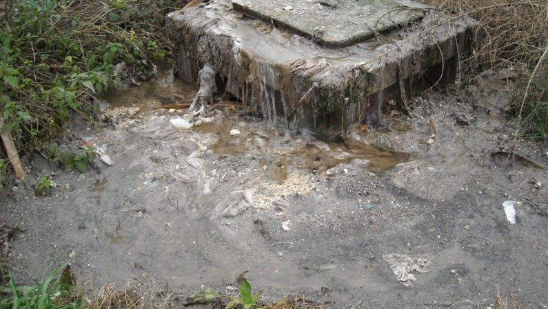 Depuratore scaricava liquami nel fiume Busento
Tre denunce e sequestro dell'impianto nel Cosentino