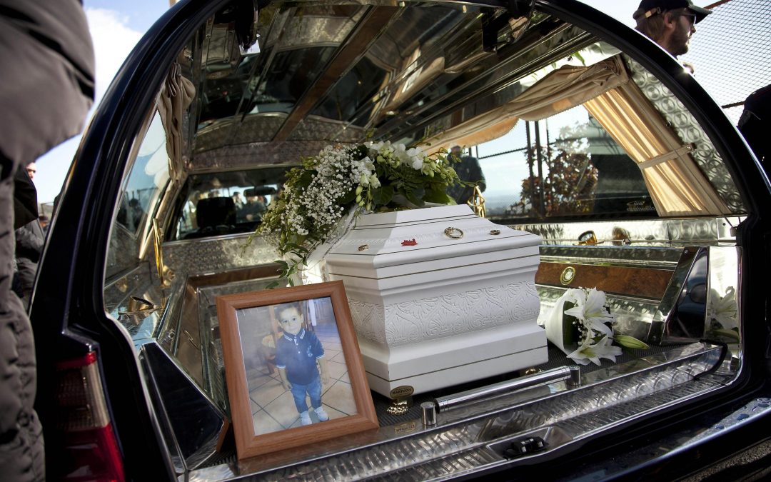 FOTO – Le lacrime della mamma e i fiori bianchi Le foto dei funerali di Cocò a Cassano