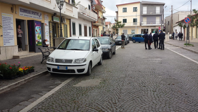 Gli sparano mentre è in auto: ferito fugge
e chiede aiuto nella piazza del suo paese