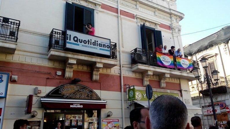 FOTO - Le immagini della festa del Gay pride che ha riempito di colori Reggio Calabria