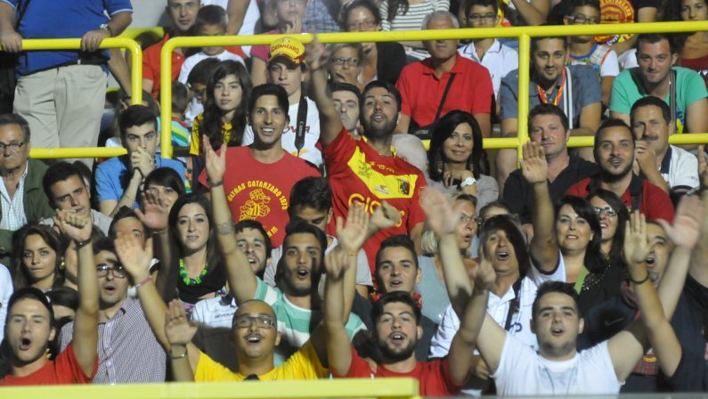 La festa del Catanzaro calcio allo stadio
Presentata la squadra nel tripudio dei tifosi