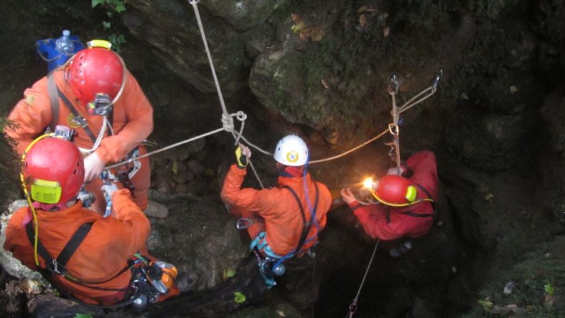 Speleologo vibonese ha malore e resta bloccato
mentre scendeva in una grotta del cosentino