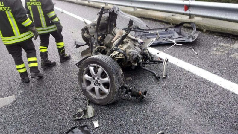 Auto distrutte: le foto dell’incidente con 6 morti nel Reggino