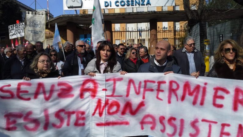 Cosenza, l’ospedale dell’Annunziata si ferma
Medici e infermieri scioperano contro il Governo