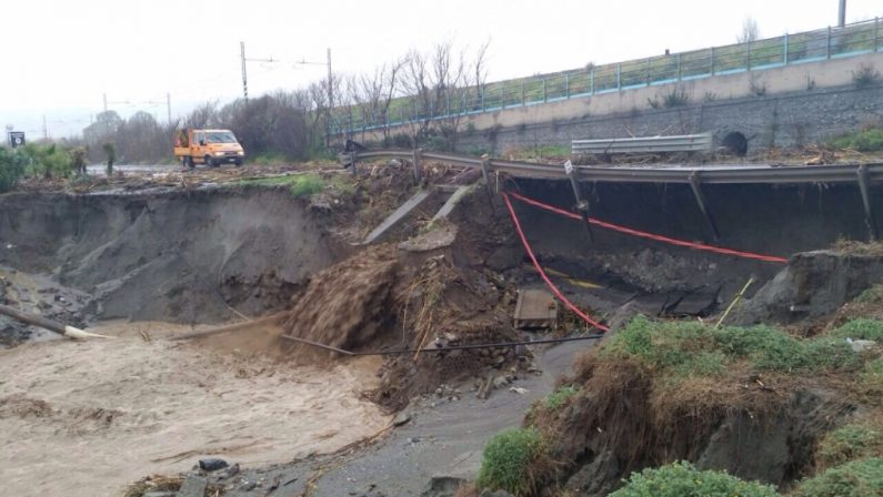 LE FOTO – Piogge e frane: le strade in Calabria si sbriciolano