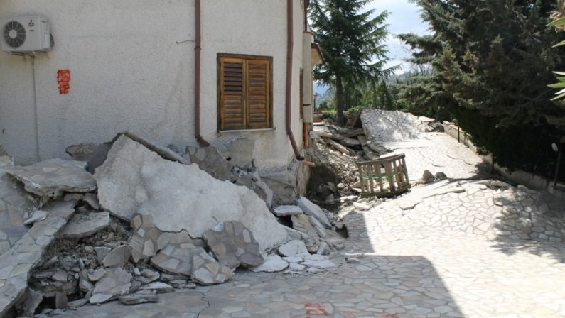 Viaggio tra le frane che hanno devastato Oriolo
Le immagini delle case e delle strade