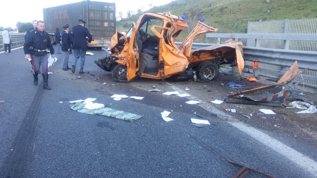 Incidente sulla Salerno-Reggio Calabria
Feriti due dipendenti dell’Anas in servizio