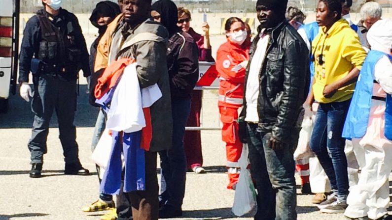 Migranti, in 110 giunti nel porto di Corigliano
E in serata ne arrivano ancora a Palmi