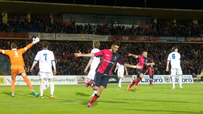 LE FOTO – La festa dei rossoblù in campo