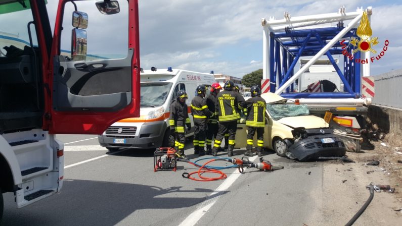 Auto finisce sotto un Tir sulla strada statale 106
Morta una ragazza a Crotone, le foto dei soccorsi