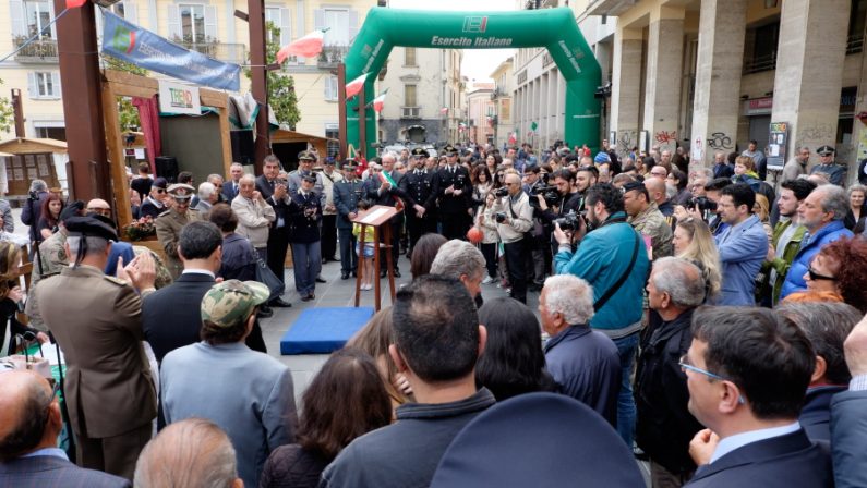 Tricolore ricordando la Grande Guerra
La fiaccola dell’esercito nel capoluogo