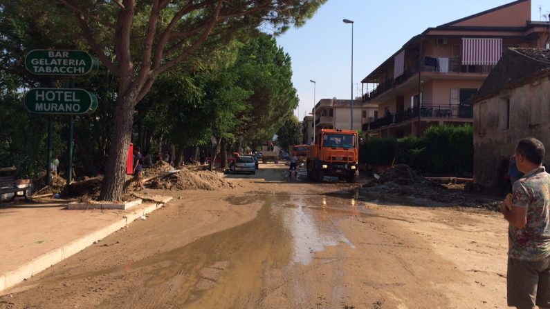 Alluvione Rossano, il giorno dopo tutti a lavoro
L’impegno per riportare la città alla normalità