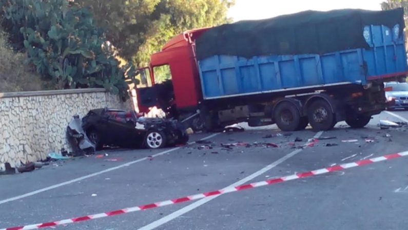 Ancora sangue sulla strada Statale 106 jonica 
Scontro tra un'auto e un tir, morto il regista Petitto