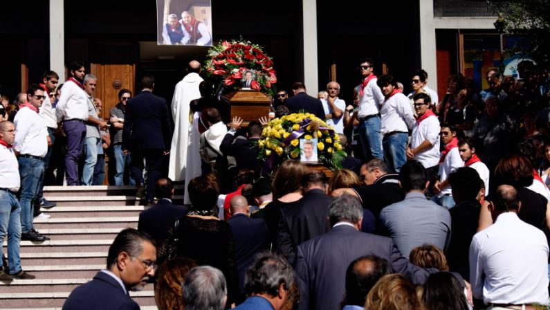 A Potenza la città sgomenta ai funerali di Tarullo e Gianfredi
L’addio alle vittime dello scoppio del fucile e lutto cittadino