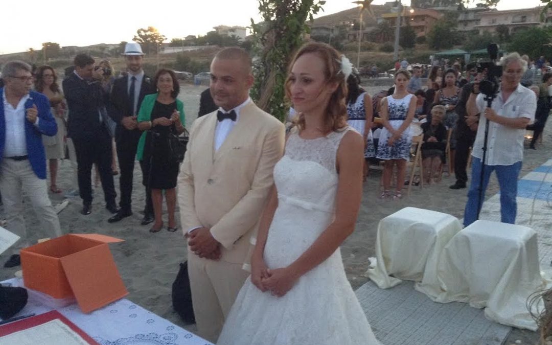 LE FOTO – Primo matrimonio civile sulla spiaggia
E’ stato celebrato a Ferruzzano, nel Reggino