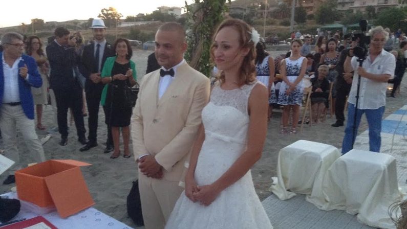 LE FOTO – Primo matrimonio civile sulla spiaggia
E’ stato celebrato a Ferruzzano, nel Reggino