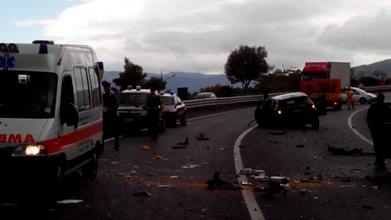 Scontro sulla 106 Ionica all’altezza di Stalettì
Coinvolte 4 auto, 5 feriti, le immagini dei mezzi