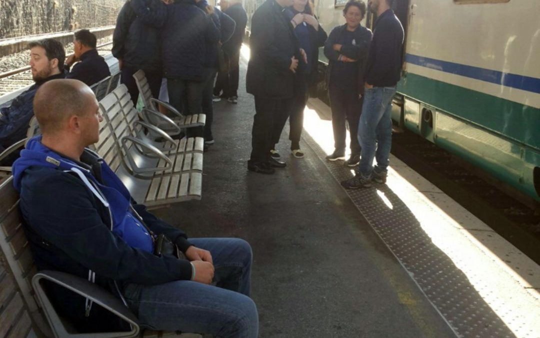 Anche un gruppo di calabresi sui treni bloccati a Tolone
«Non esistono più rotaie, vorremmo tornare indietro»