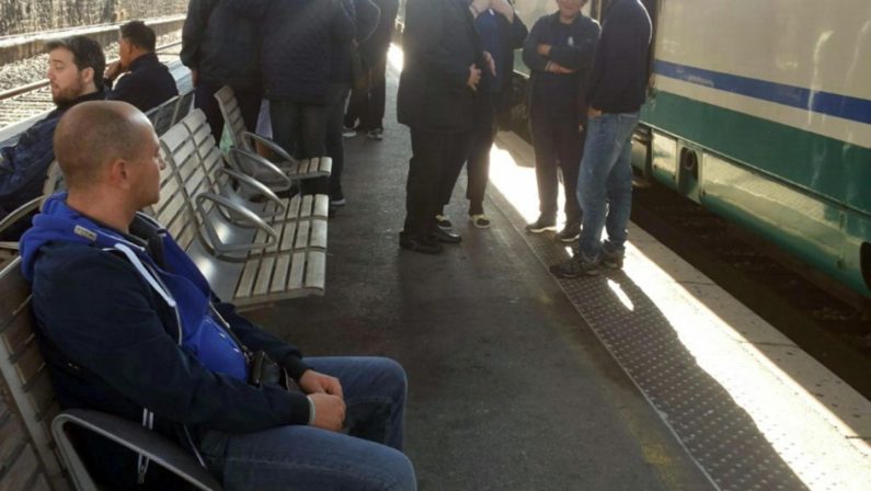 Anche un gruppo di calabresi sui treni bloccati a Tolone
«Non esistono più rotaie, vorremmo tornare indietro»