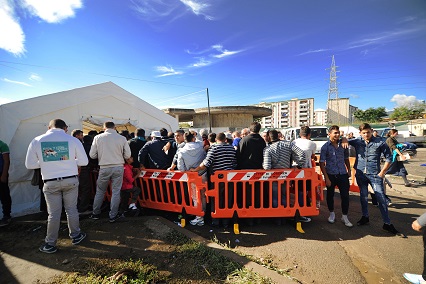 LE FOTO – I Rom lasciano la tendopoli di Cosenza
dopo aver accettato il contributo del Comune