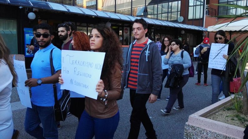 LE FOTO – La marcia silenziosa dell’Unical
«I terroristi non hanno religione»