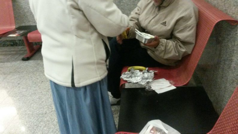 Pasti caldi per i senza dimora
La solidarietà nelle notti in stazione