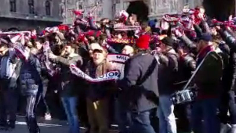 I tifosi davanti al Duomo
per gridare forza Crotone