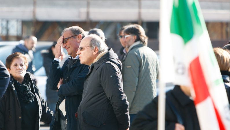 Addio ad Antonio Luongo, segretario del Pd
I big della politica alla camera mortuaria