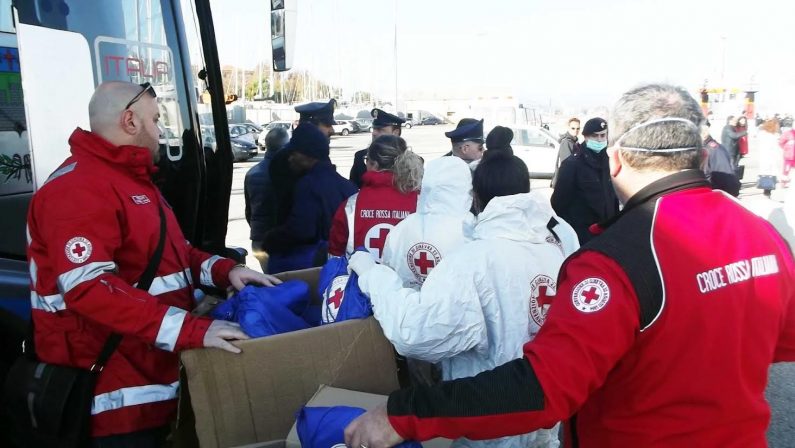 LE FOTO – Oltre duecento migranti
arrivati stamattina al porto di Crotone