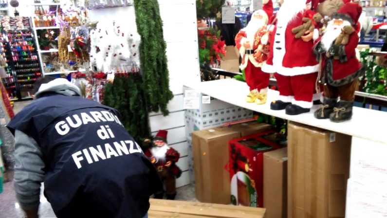 Luci e addobbi di Natale pericolosi, maxi sequestro
Scoperti un milione di pezzi in negozio del Cosentino